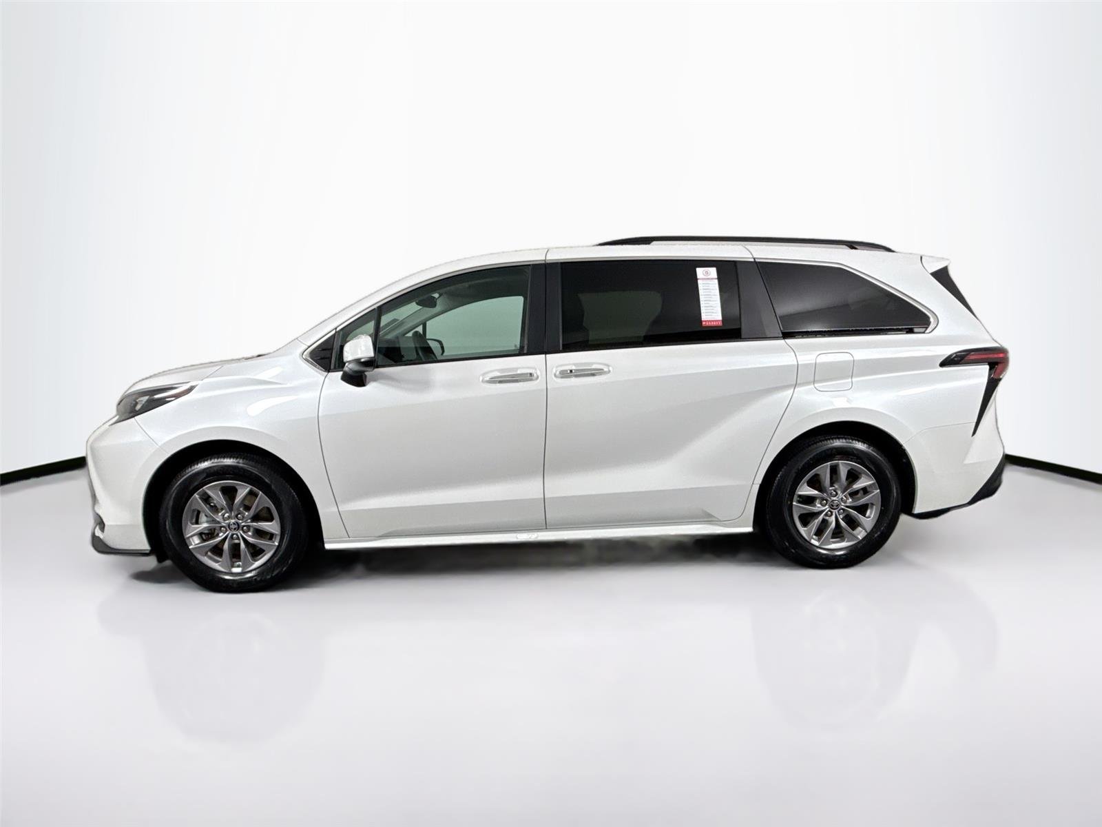 Used 2025 Wind Chill Pearl Toyota XLE 8-Passenger image 14