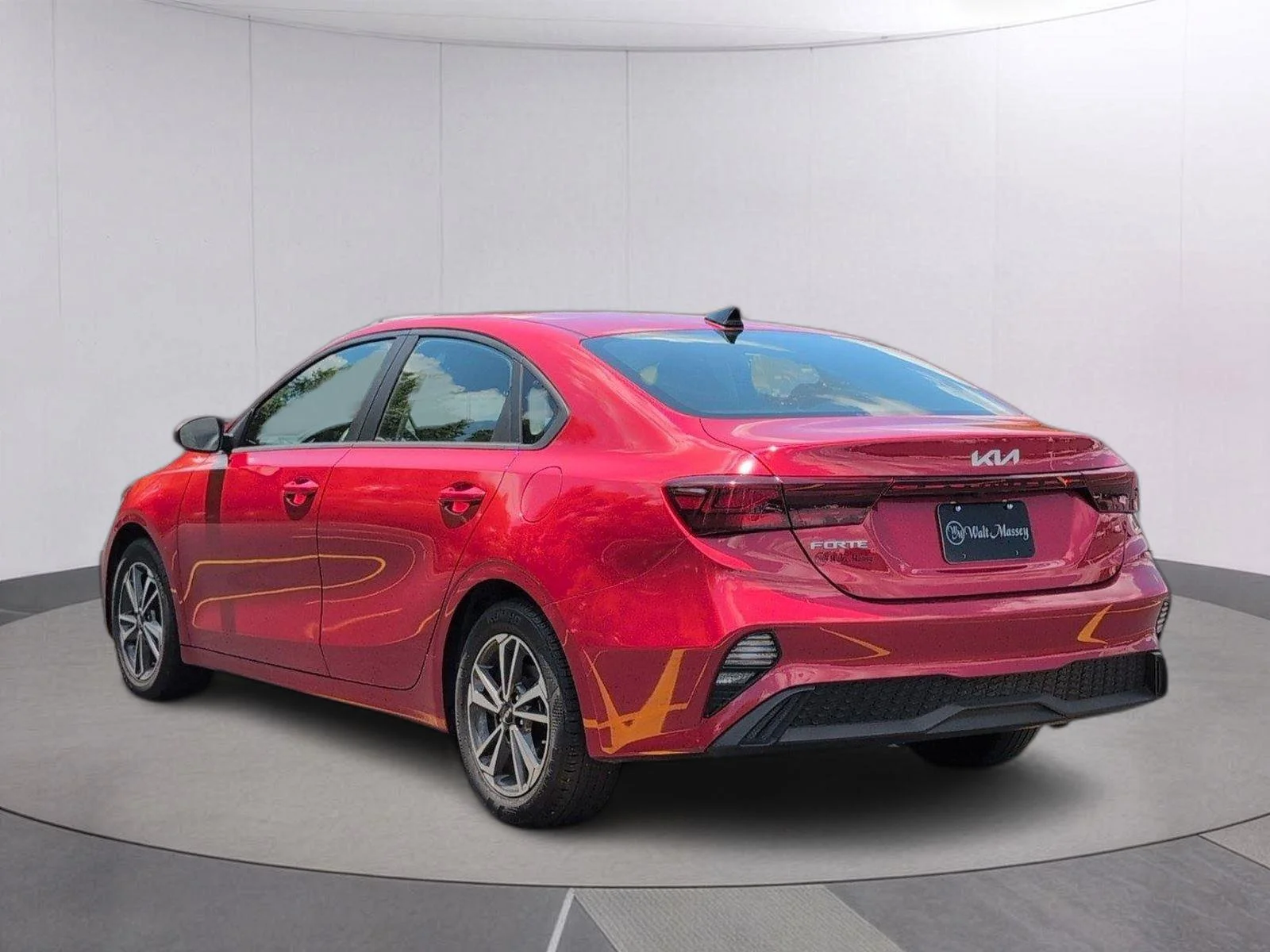 Used 2024 Currant Red Kia LXS image 3