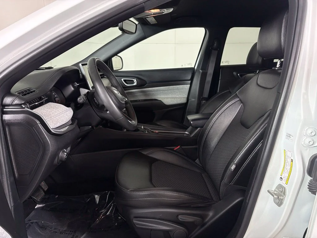 Used 2024 White Jeep Latitude image 14