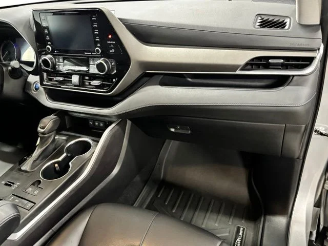 Used 2021 Silver Toyota XLE image 21