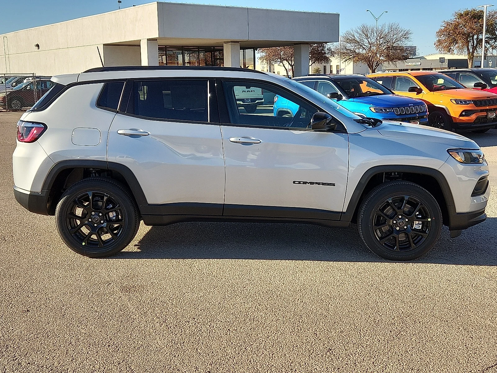 New 2026 Silver Zynith Metallic Clear-Coat  Paint Jeep LATITUDE ALTITUDE 4X4 image 5