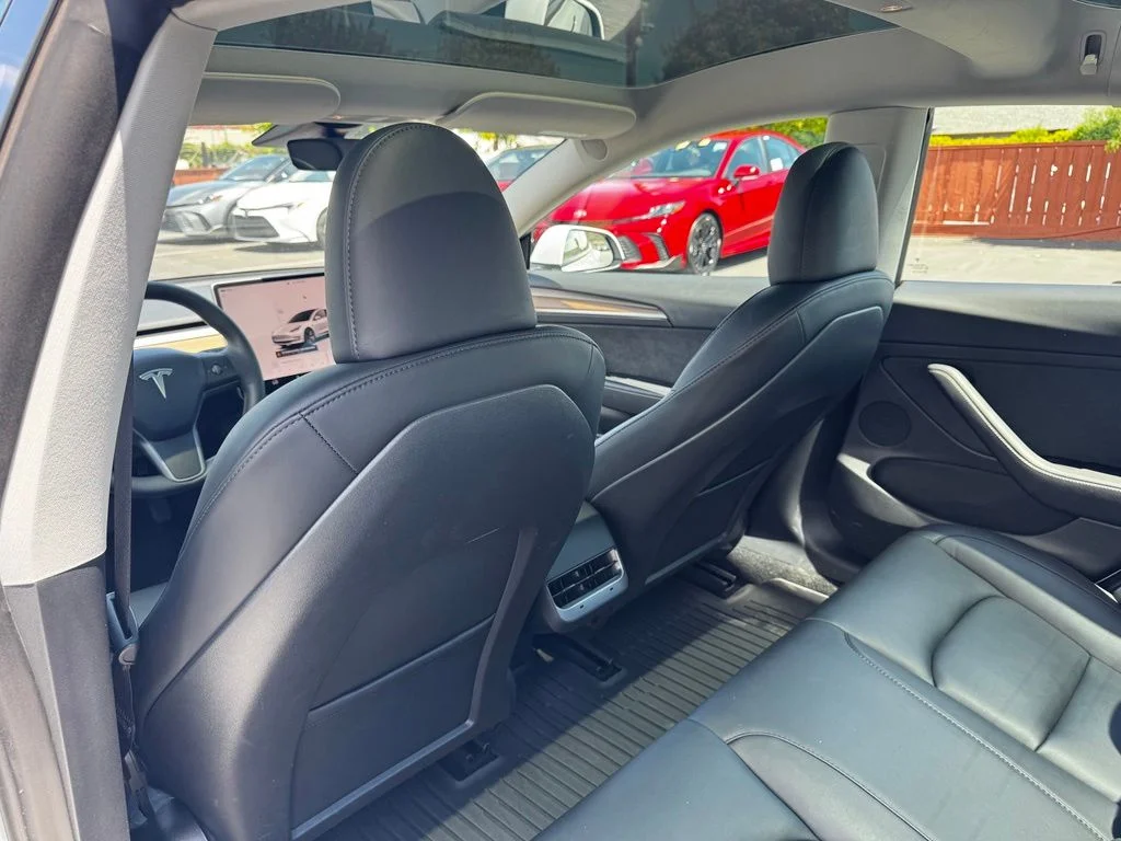 Used 2023  Tesla Base image 17