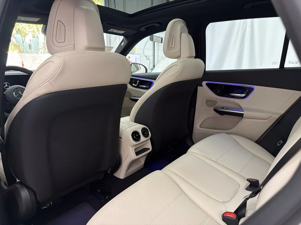 New 2027 White Mercedes-Benz GLC 300 image 20