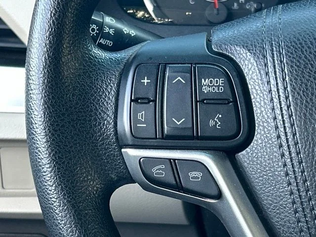Used 2015 Red Toyota LE image 54