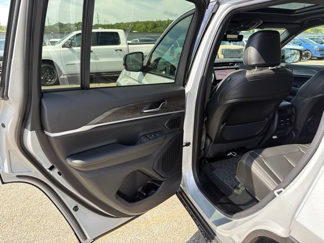 New 2026 Silver Zynith Exterior Paint Jeep  image 12