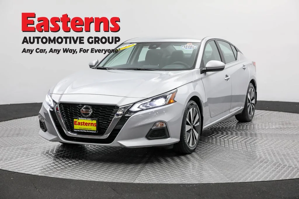 Used 2022 Silver Nissan 2.5 SV image 1