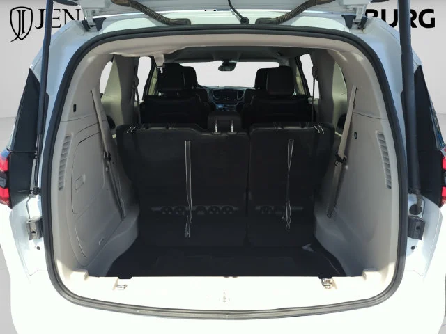 Used 2024 White Chrysler Select image 19
