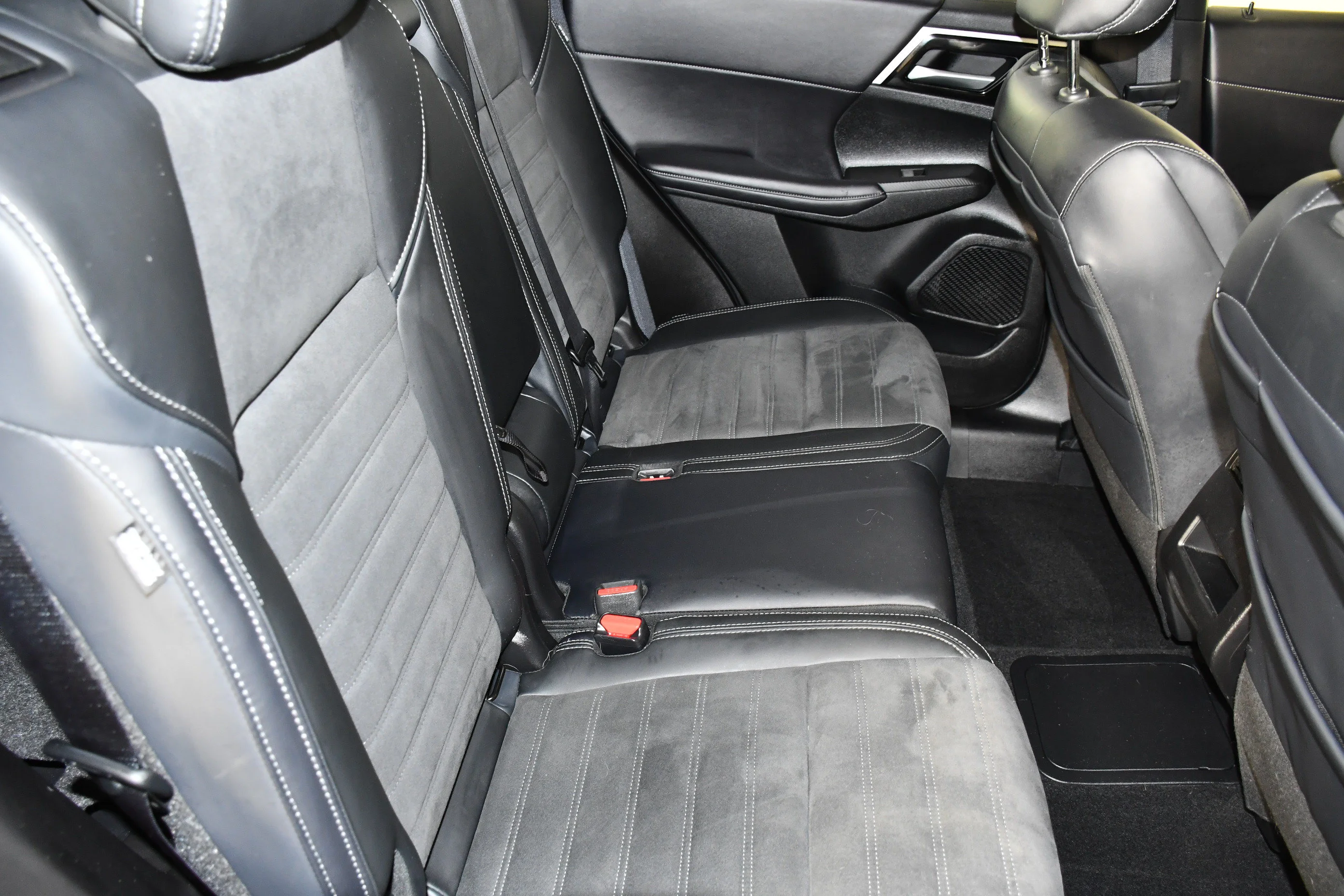Certified Used 2025 Black Diamond Mitsubishi SE image 45