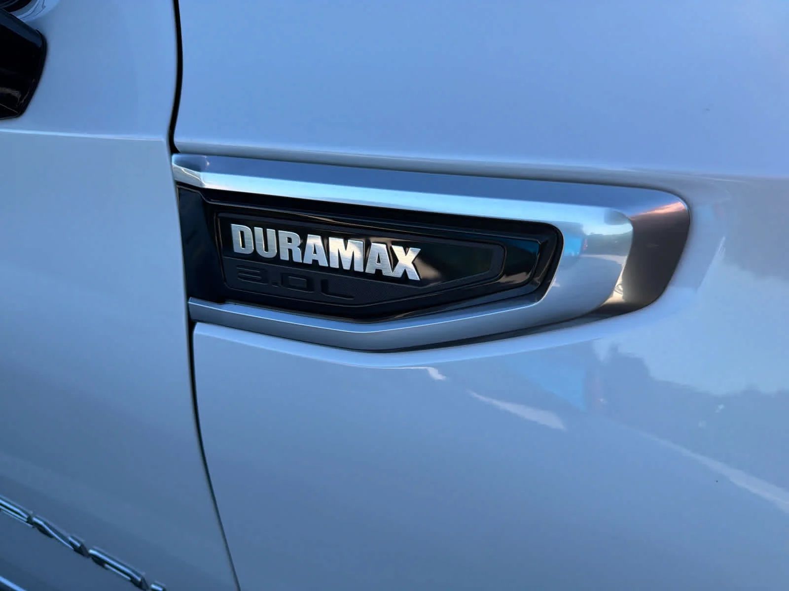 Used 2021 White Frost Tricoat GMC Denali image 4