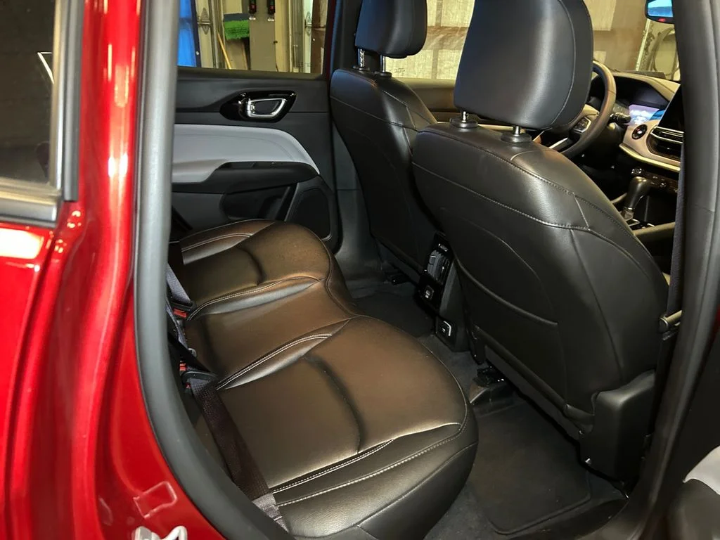 Used 2025 Red Hot Pearlcoat Jeep Limited image 18