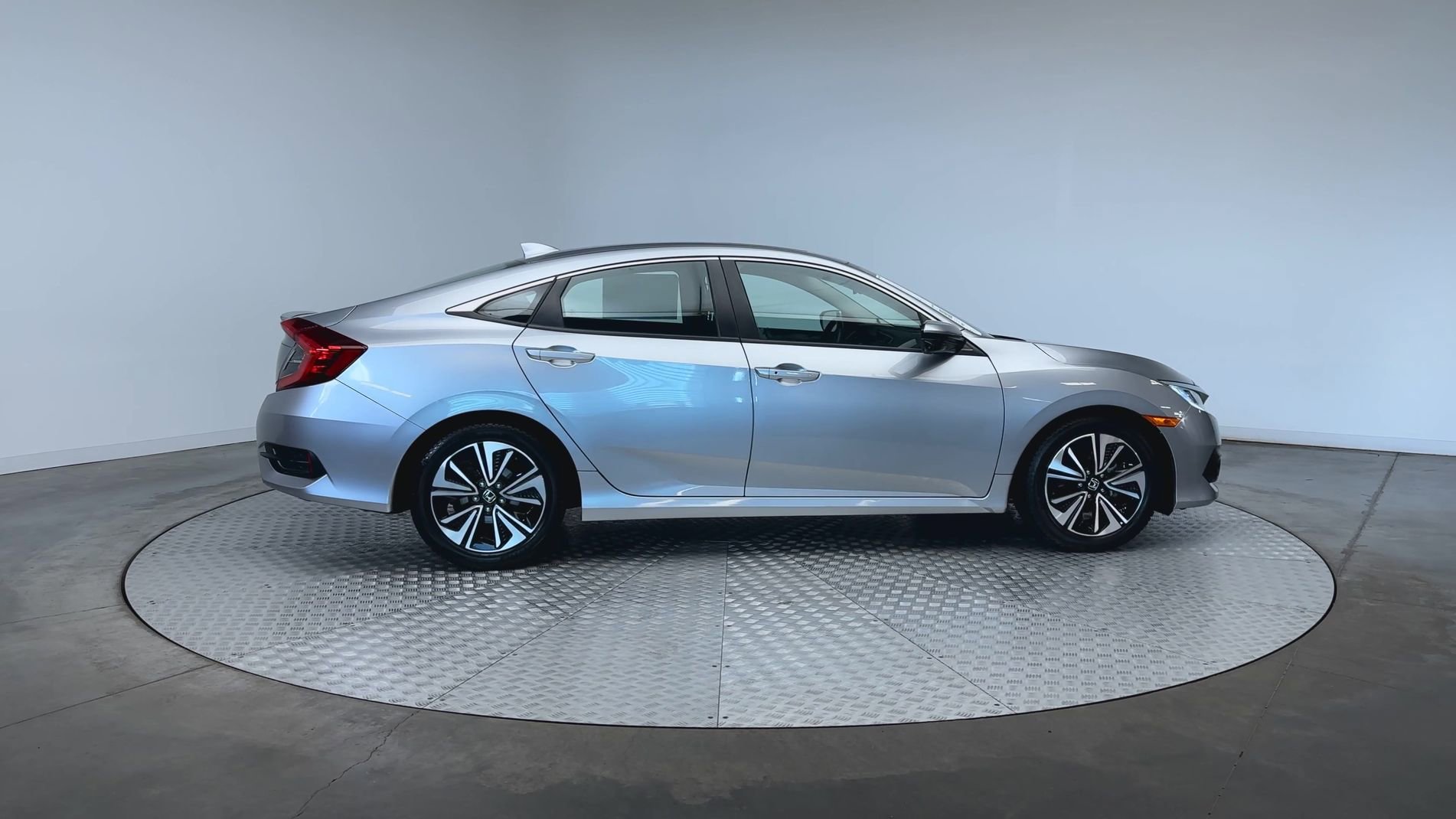 Used 2018 Lunar Silver Metallic Honda EX-T image 9
