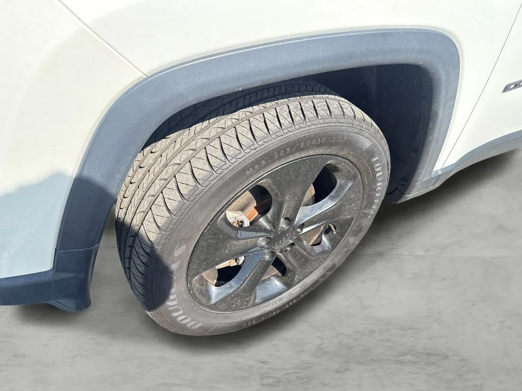 Used 2018 White Jeep Latitude image 9