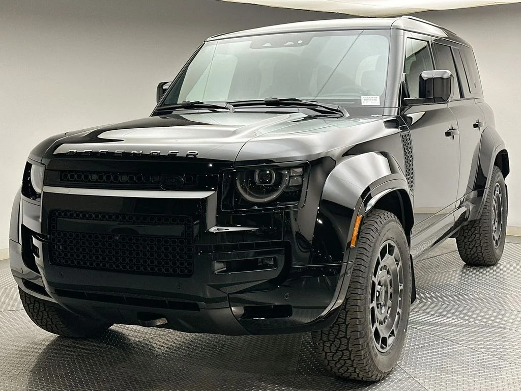 2026 Land Rover Defender 110 OCTA Black P635's photo