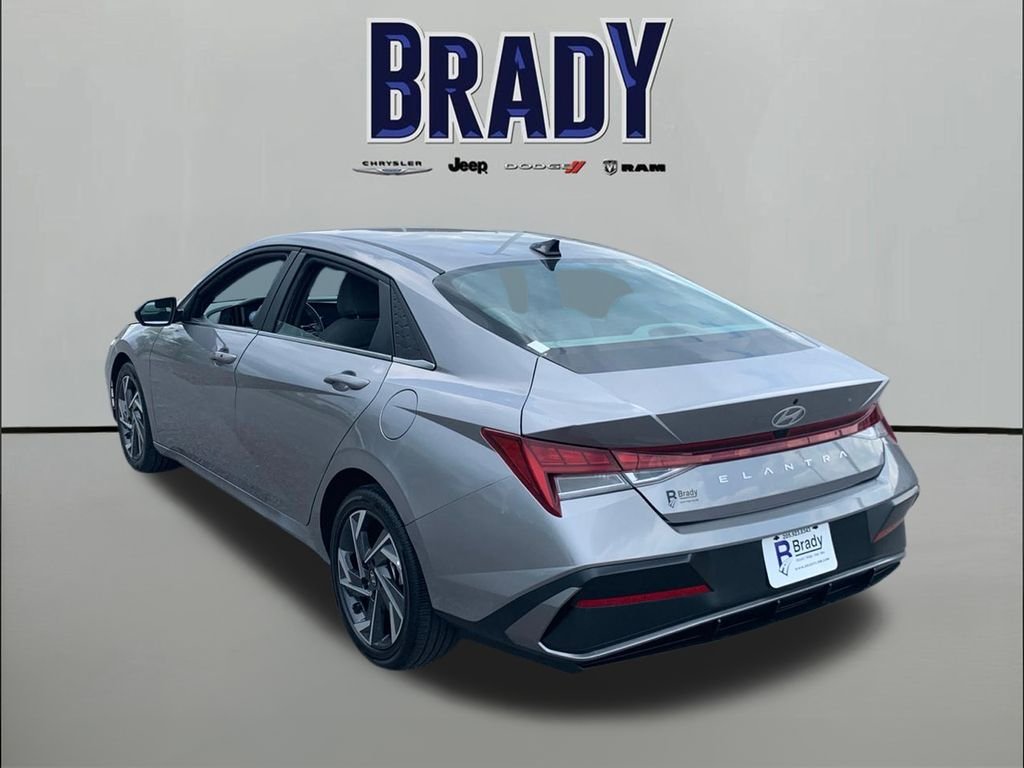 Used 2025 Silver Hyundai SEL Convenience image 5