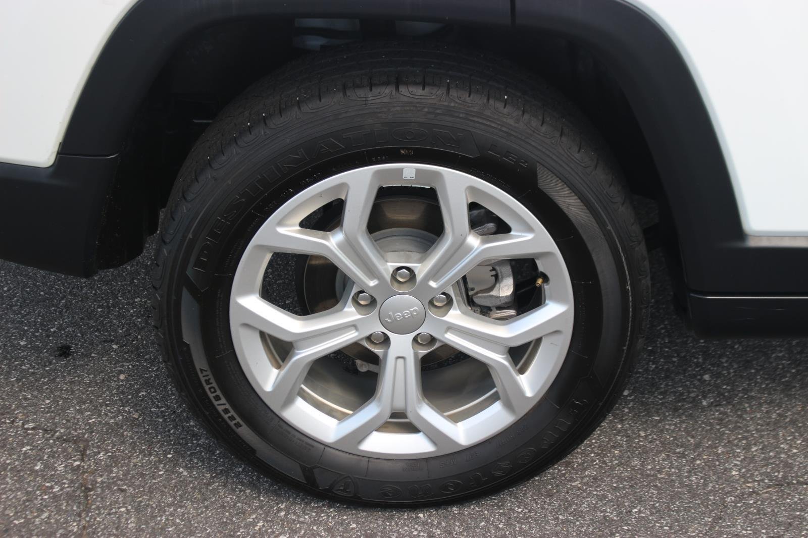 Used 2024 White Jeep Latitude image 36