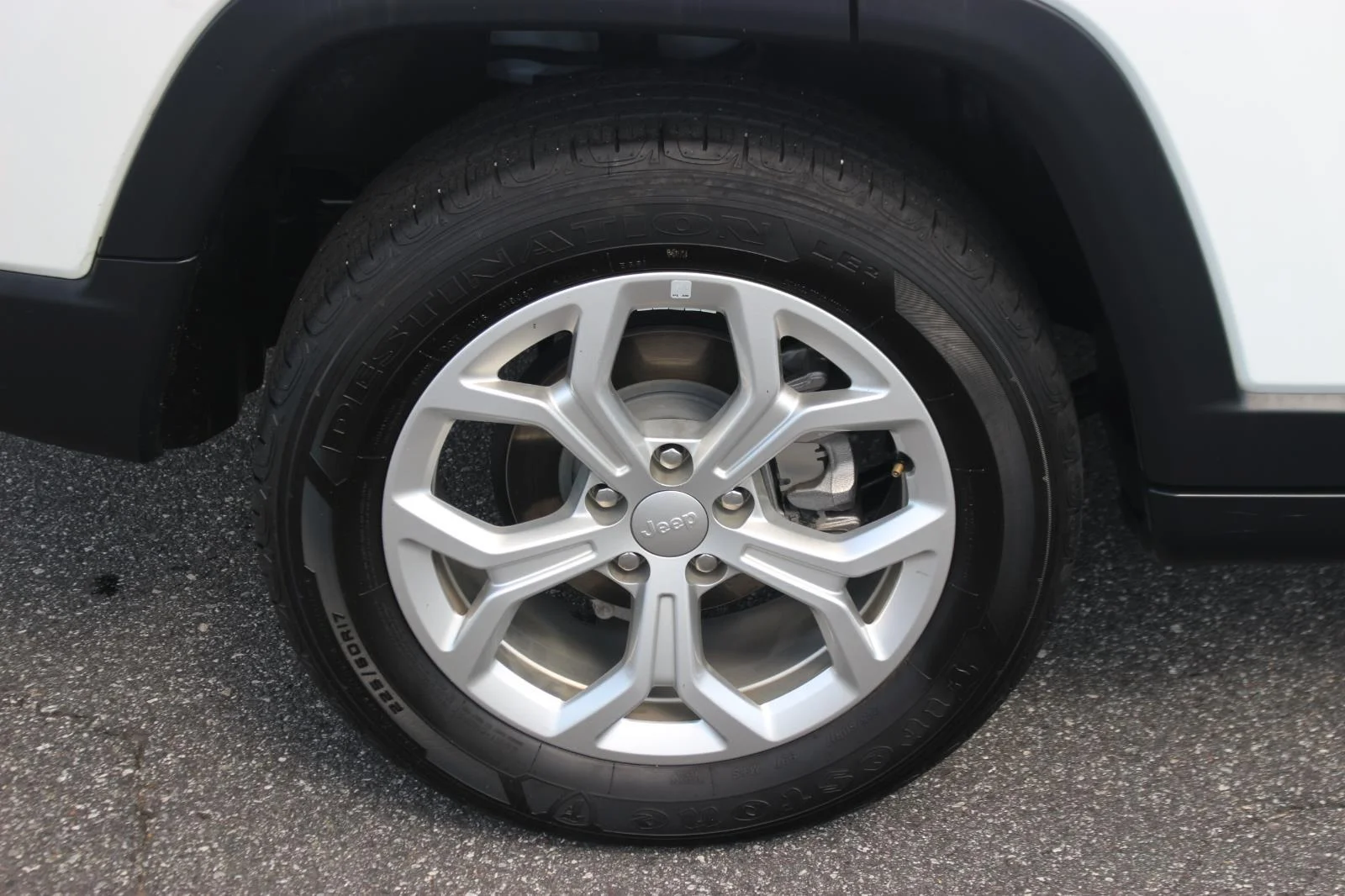 Used 2024 White Jeep Latitude image 36