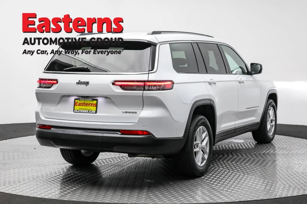 Used 2023 White Jeep Laredo image 5