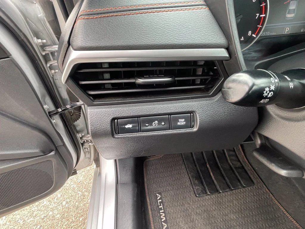 Used 2021 Silver Nissan 2.5 SR image 13