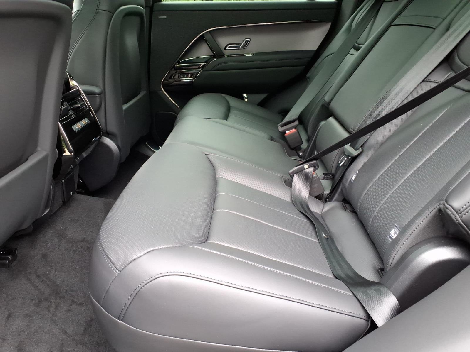 New 2026 Santorini Black LAND ROVER Dynamic SE image 5