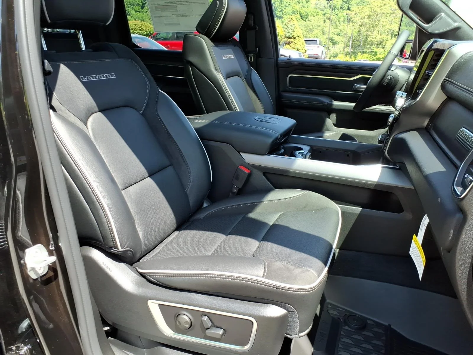 New 2026 Diamond Black Crystal Pearl-Coat Exterior Paint RAM Laramie image 4