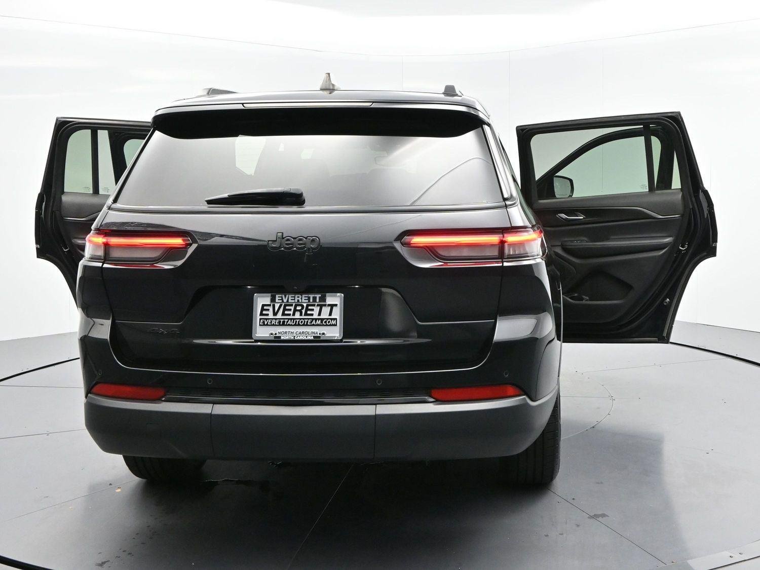Used 2023 Diamond Black Crystal Pearlcoat Jeep Altitude image 38