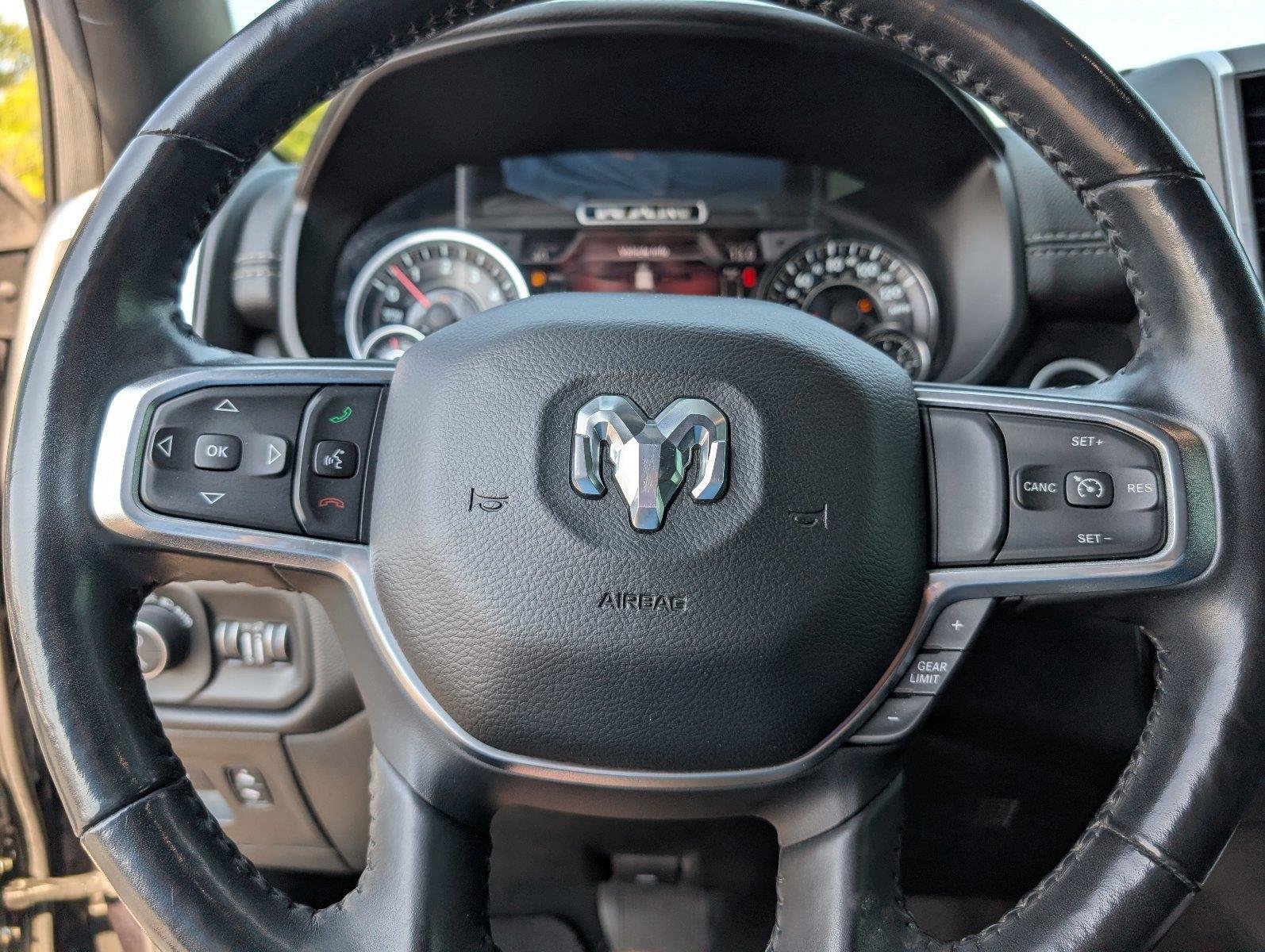 Used 2020 Diamond Black Crystal Pearlcoat Ram Laramie image 27