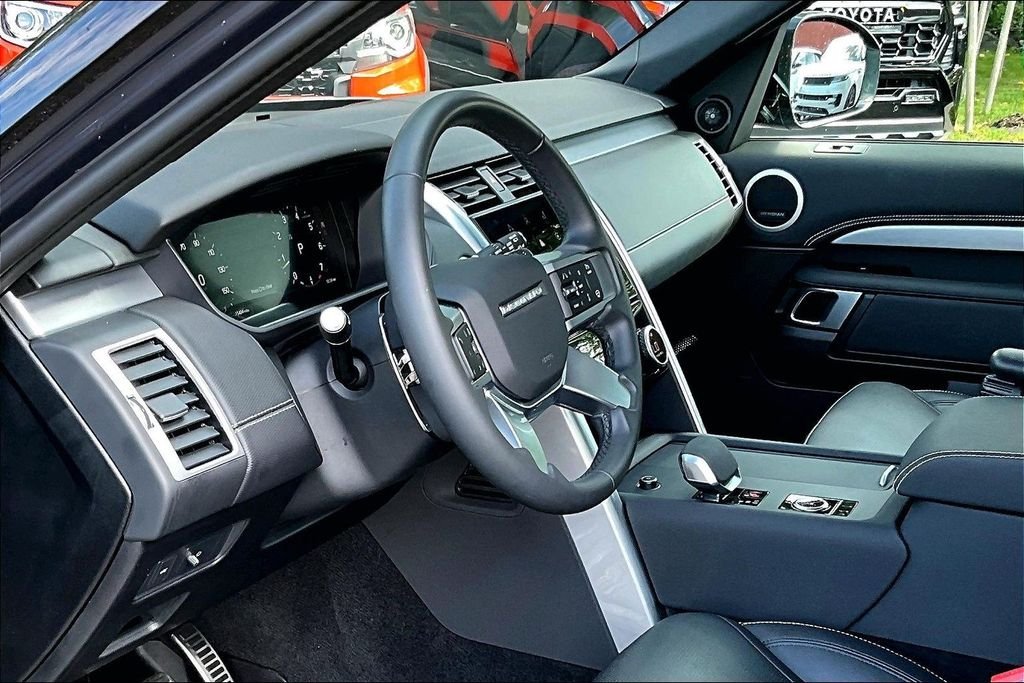 Used 2025 Blue Land Rover Dynamic SE image 13