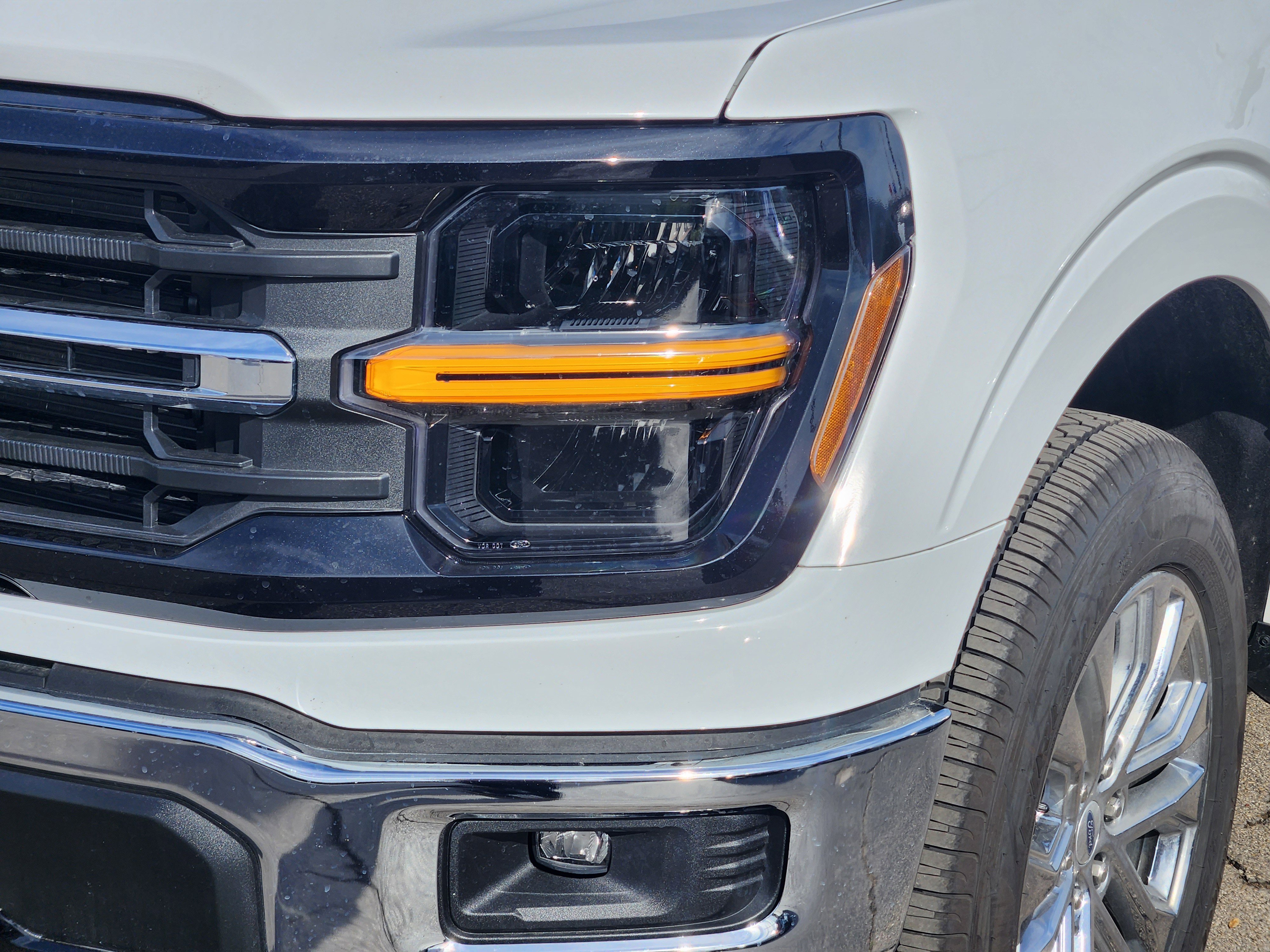New 2025 Oxford White Ford XLT image 5