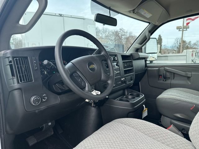 New 2025 Summit White Chevrolet 1WT image 15