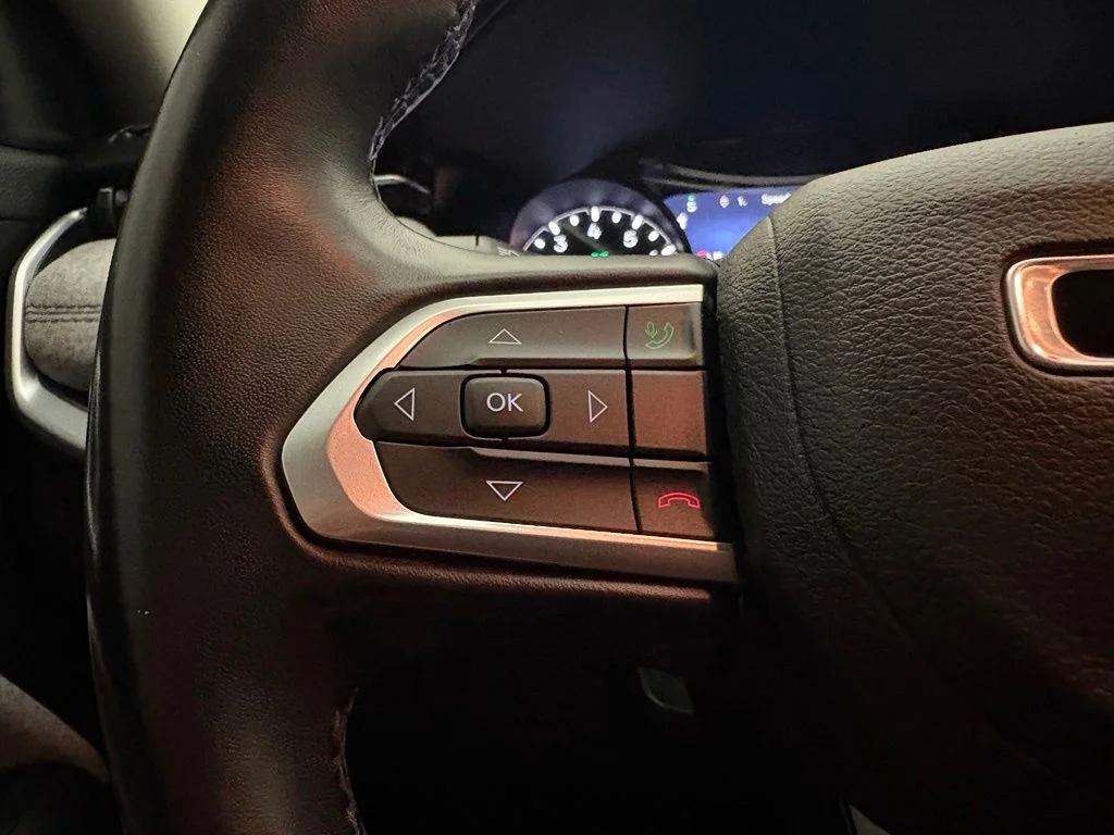 Used 2022 Gray Jeep Latitude image 4
