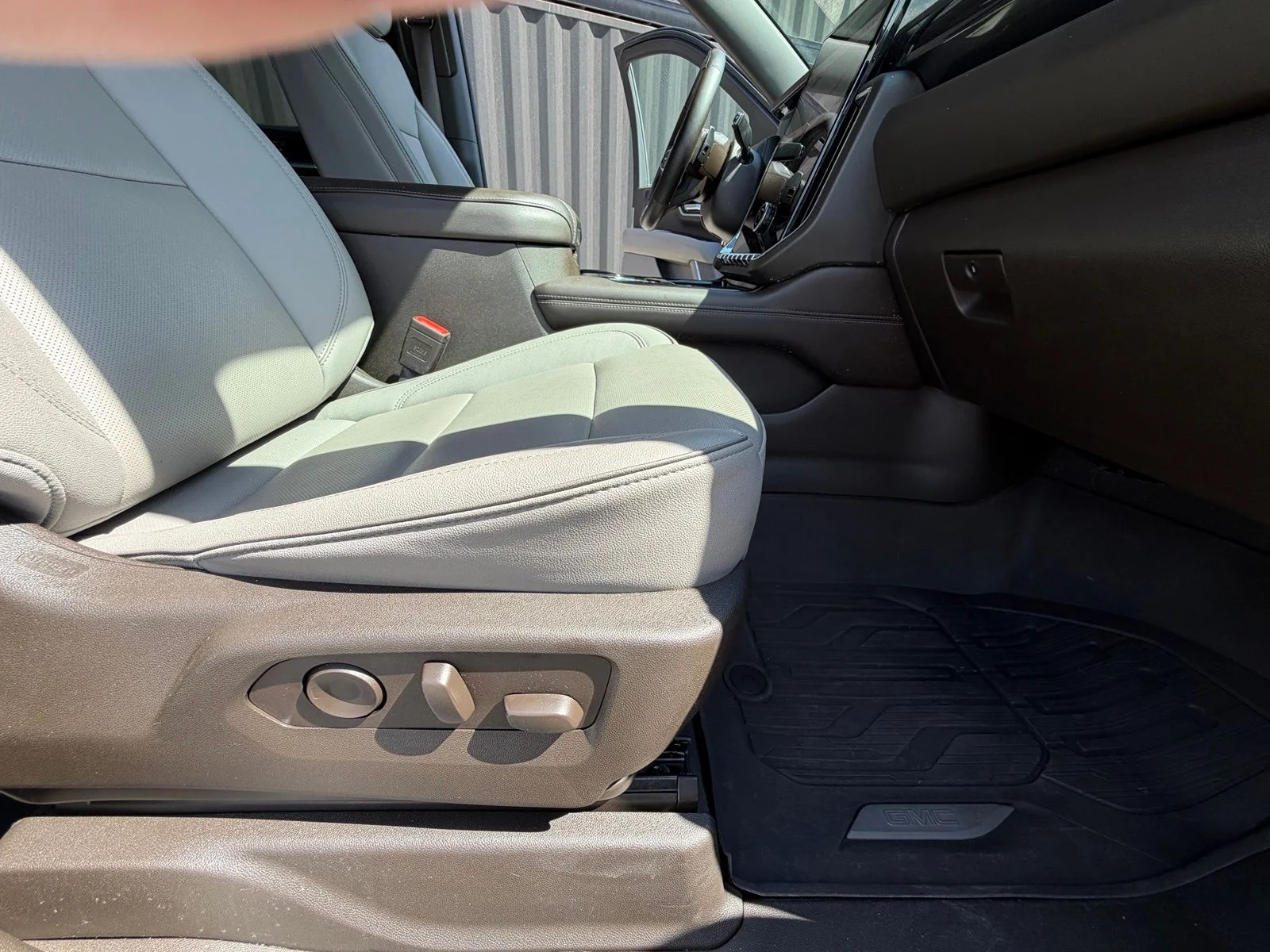 Used 2025 White GMC Elevation image 33