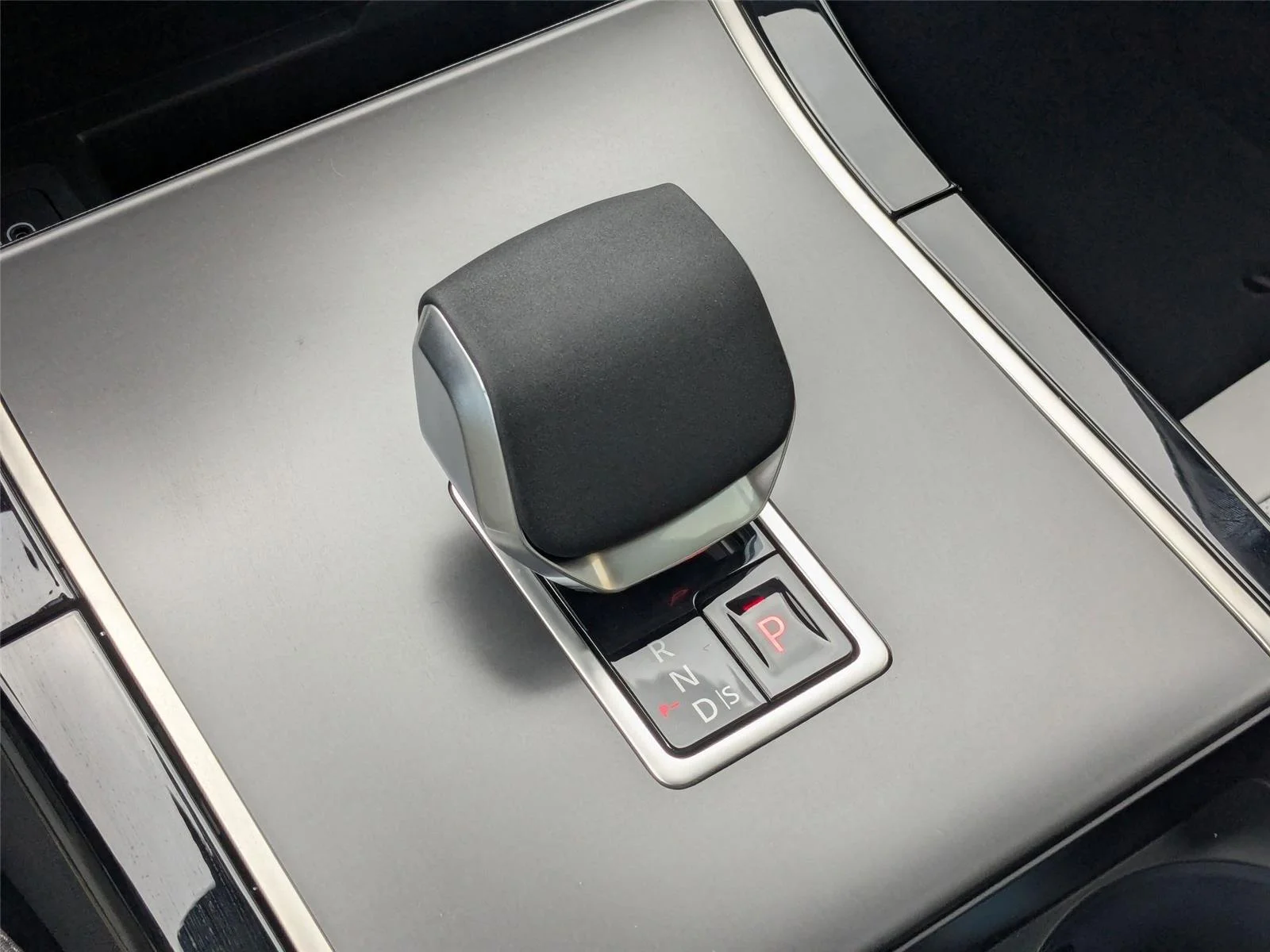 Used 2026  Land Rover S image 22