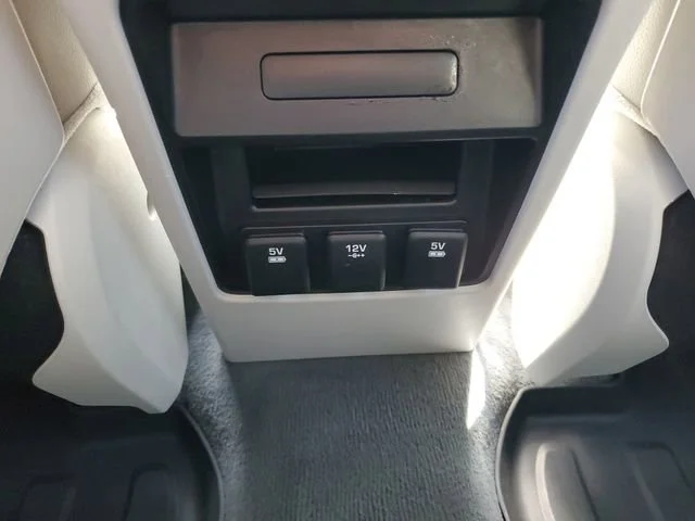 Used 2016 Silver Land Rover SE image 24