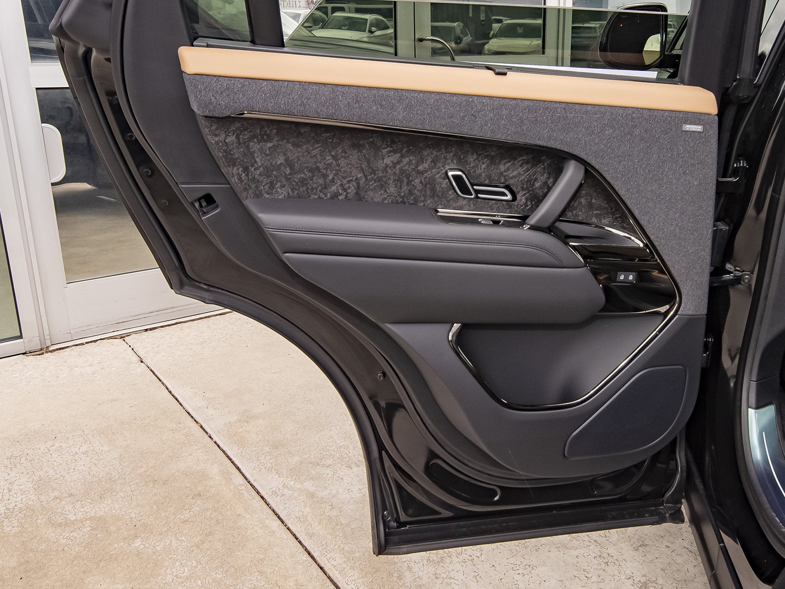 New 2026 Santorini Black Land Rover Dynamic SE image 42
