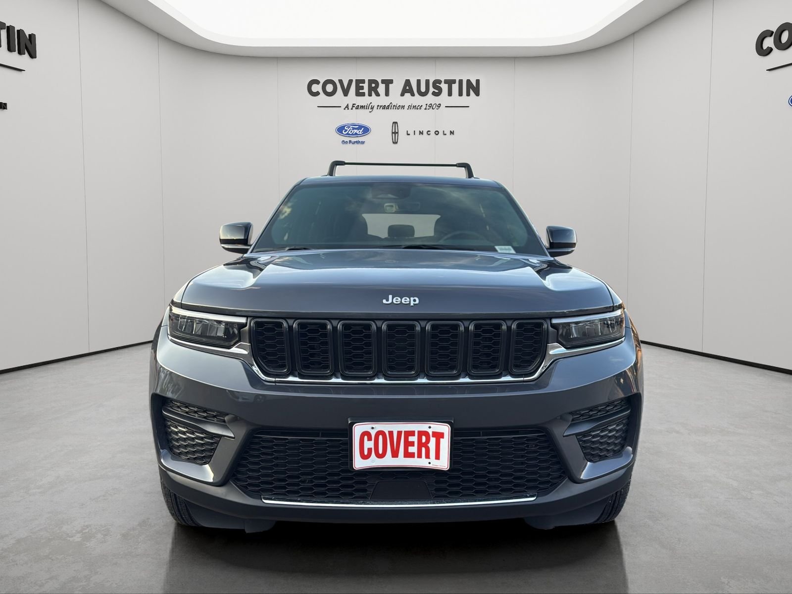 Used 2025 Gray Jeep Laredo X image 8