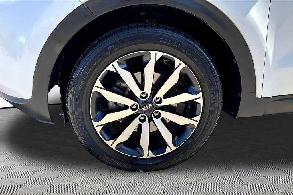 Used 2018 White Kia EX image 32