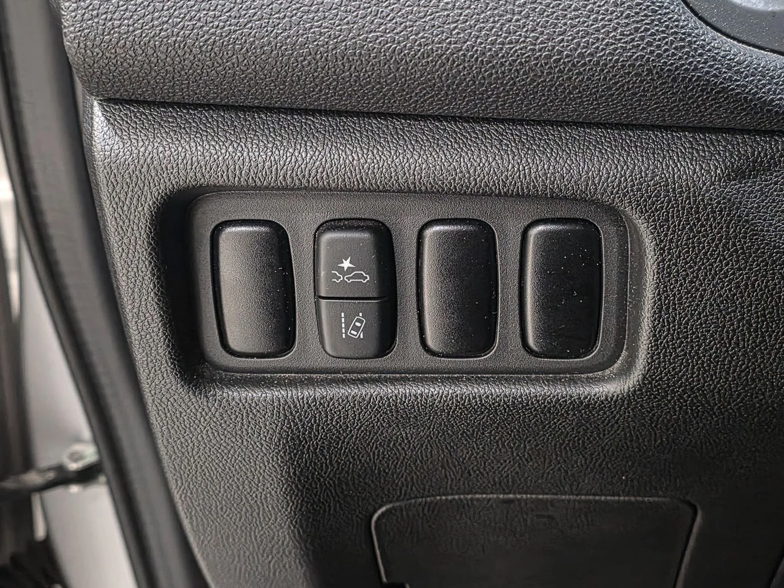 Used 2024  Mitsubishi  image 24