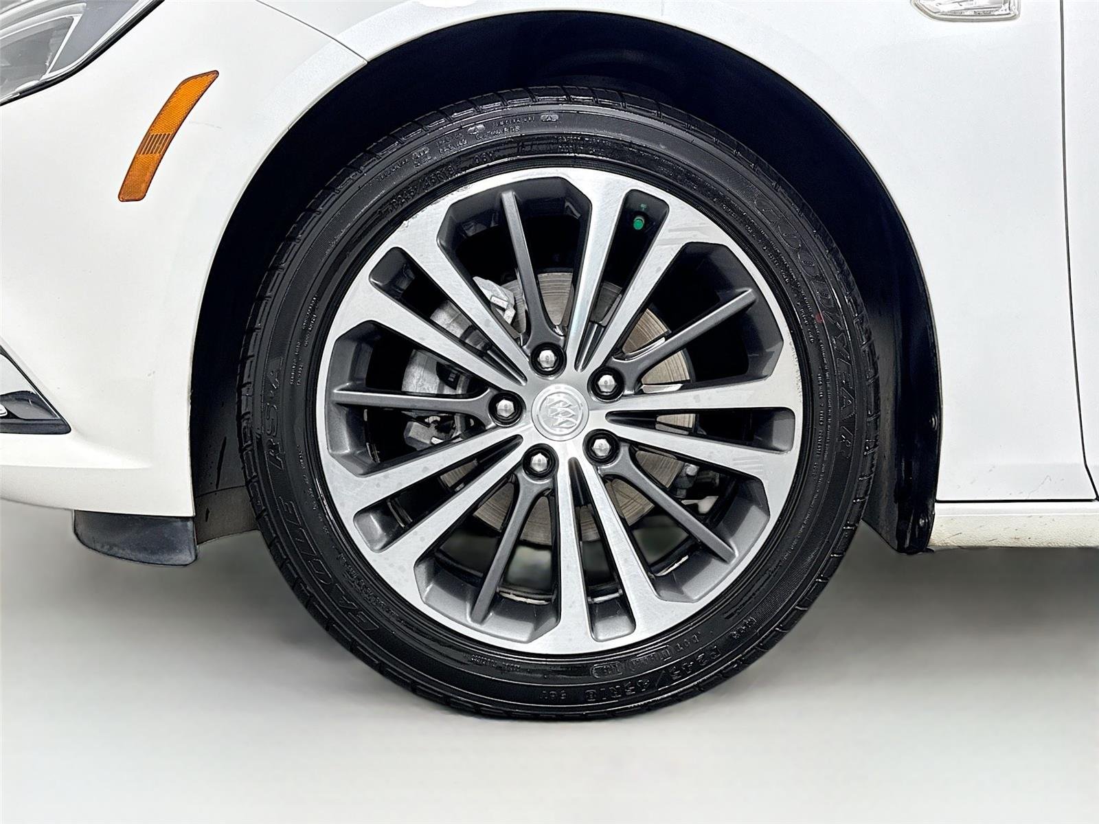 Used 2018 White Frost Tricoat Buick Essence image 46