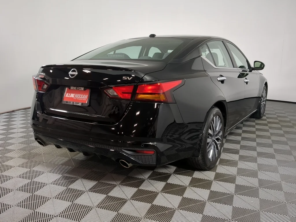Used 2024 Super Black Nissan 2.5 SV image 11