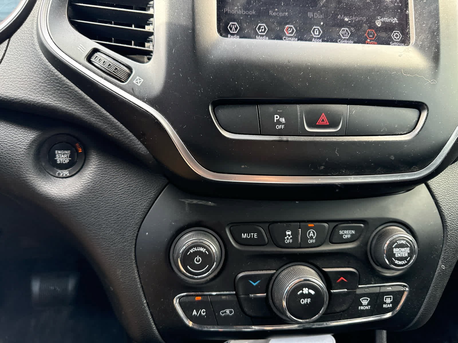 Used 2019 Velvet Red Pearlcoat Jeep Latitude Plus image 11