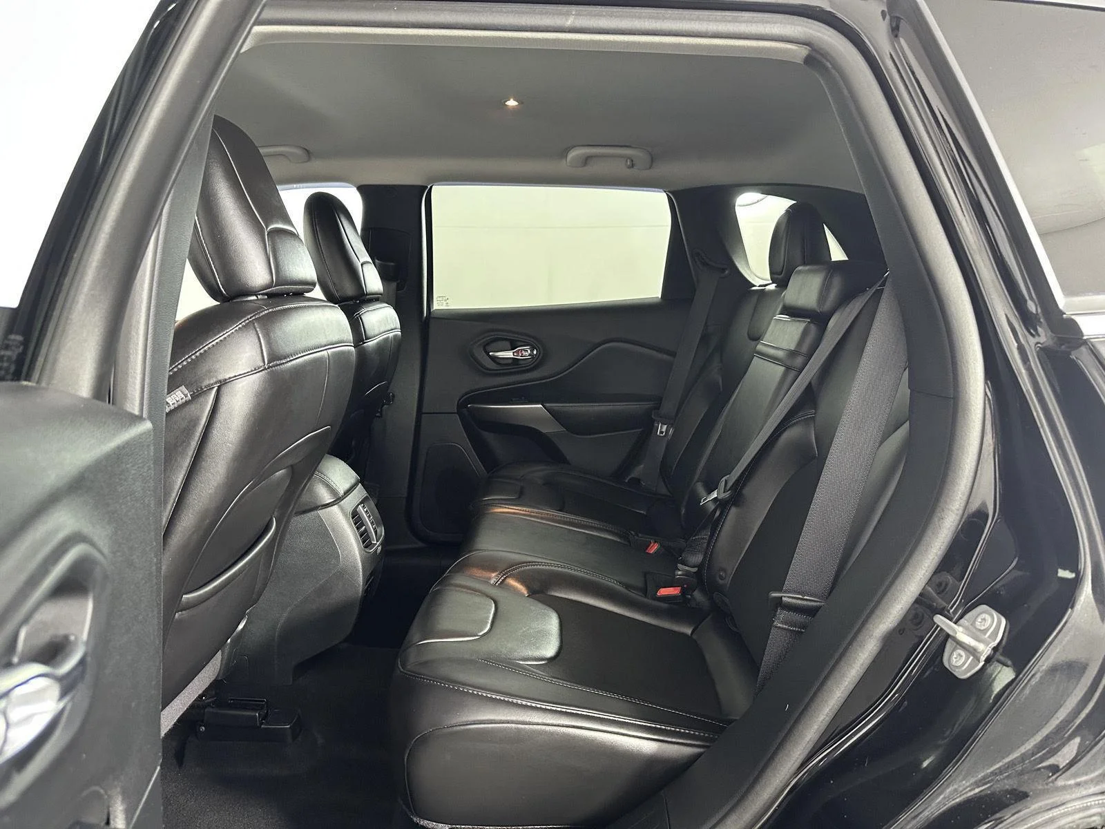 Used 2019 Diamond Black Crystal Pearlcoat Jeep Latitude Plus image 17