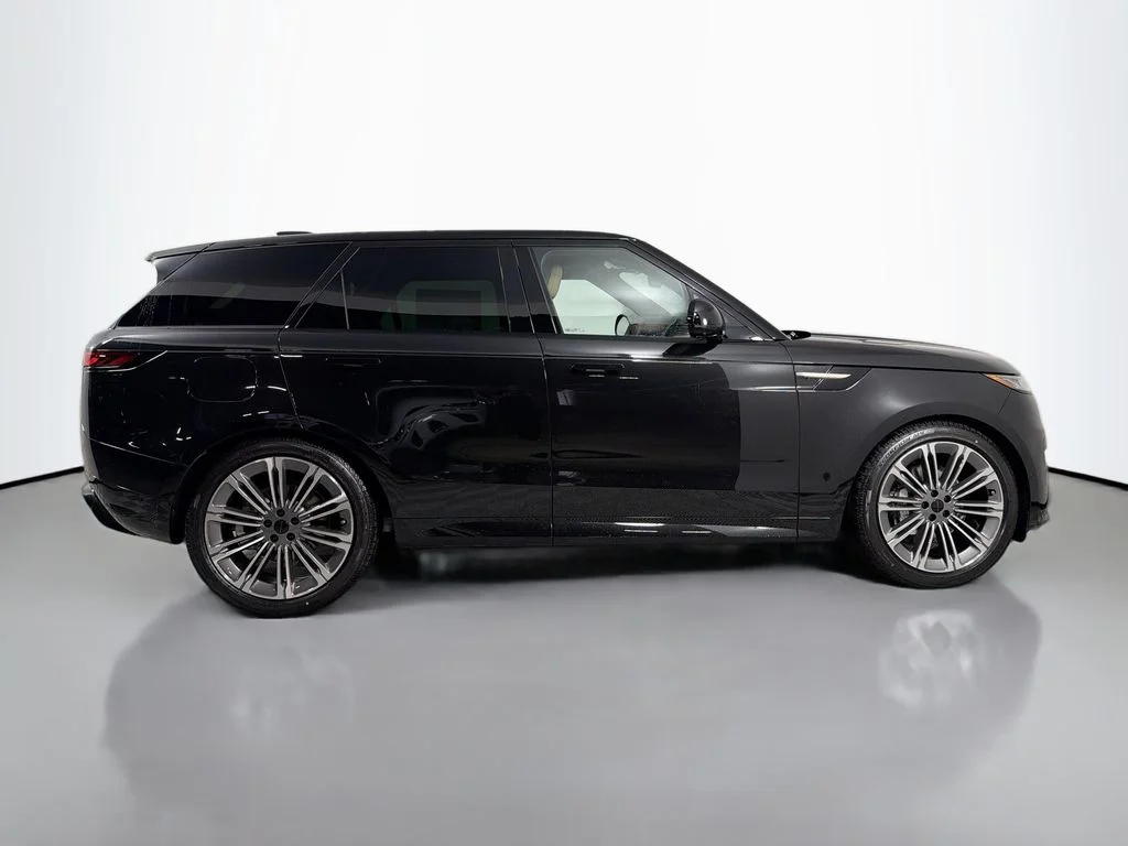 New 2026 Santorini Black Land Rover Dynamic SE image 4