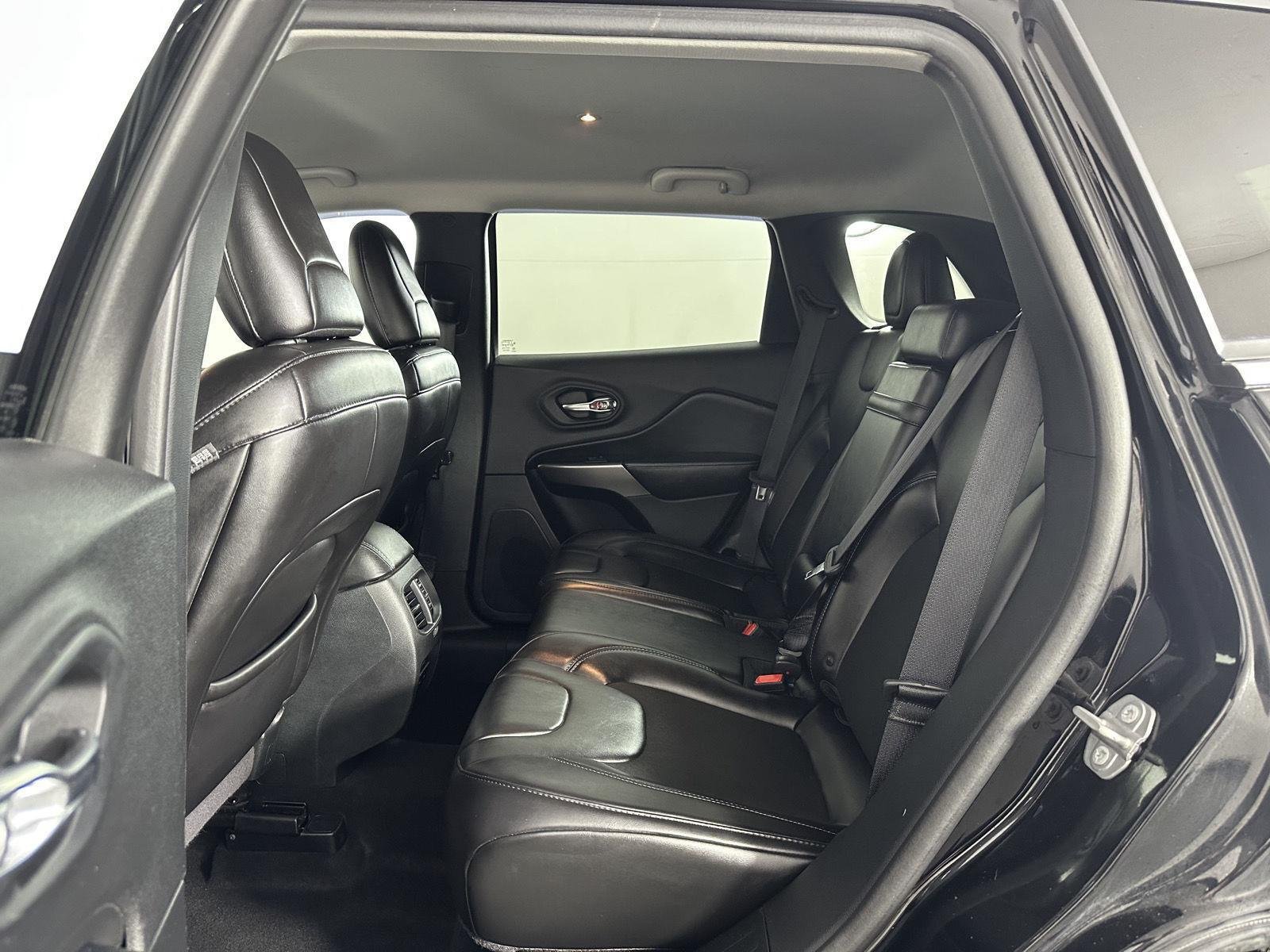 Used 2019 Diamond Black Crystal Pearlcoat Jeep Latitude Plus image 17