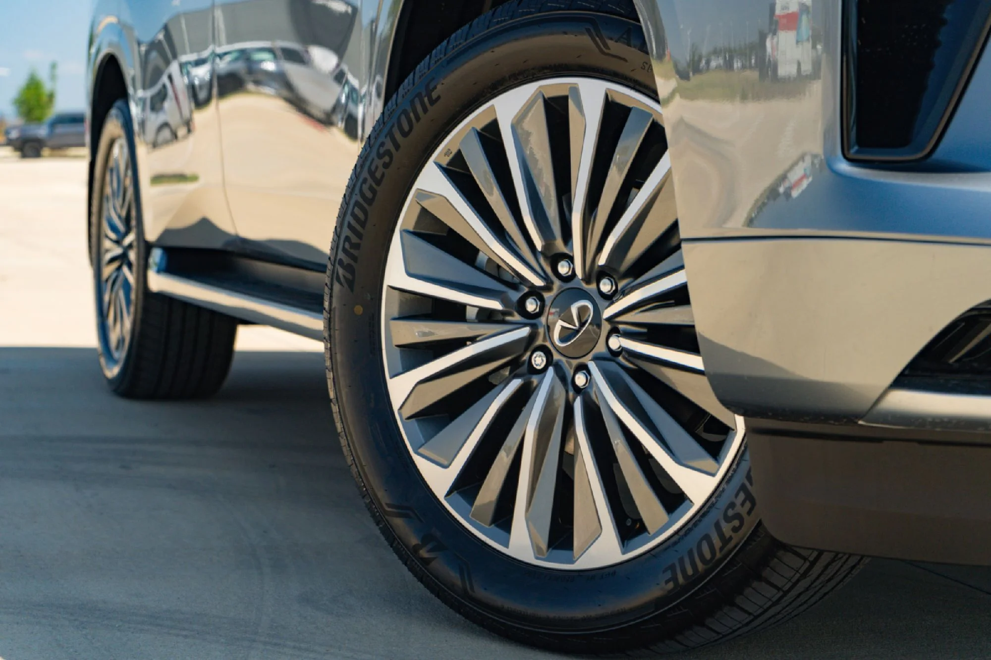 New 2027 DYNAMIC METAL INFINITI Luxe 2WD image 3