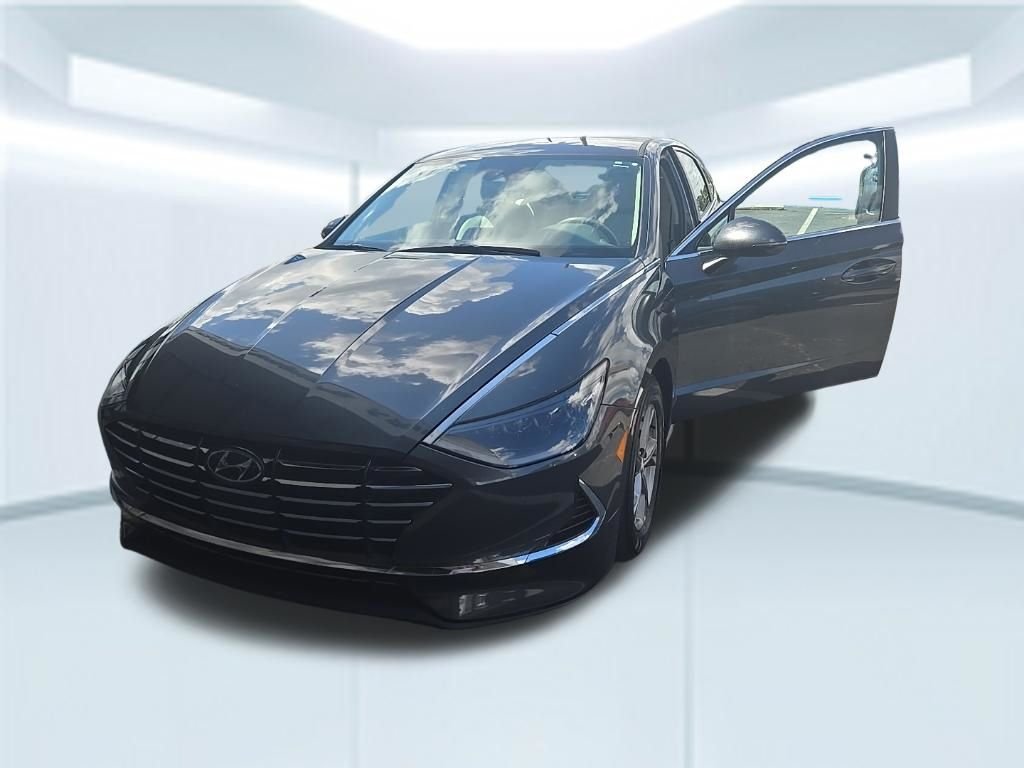 Used 2023 Gray Hyundai SE image 2