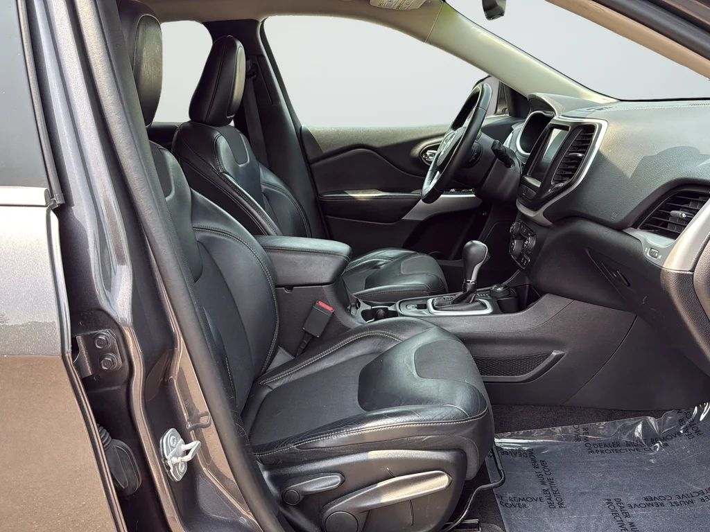 Used 2018 Gray Jeep Latitude Plus image 23