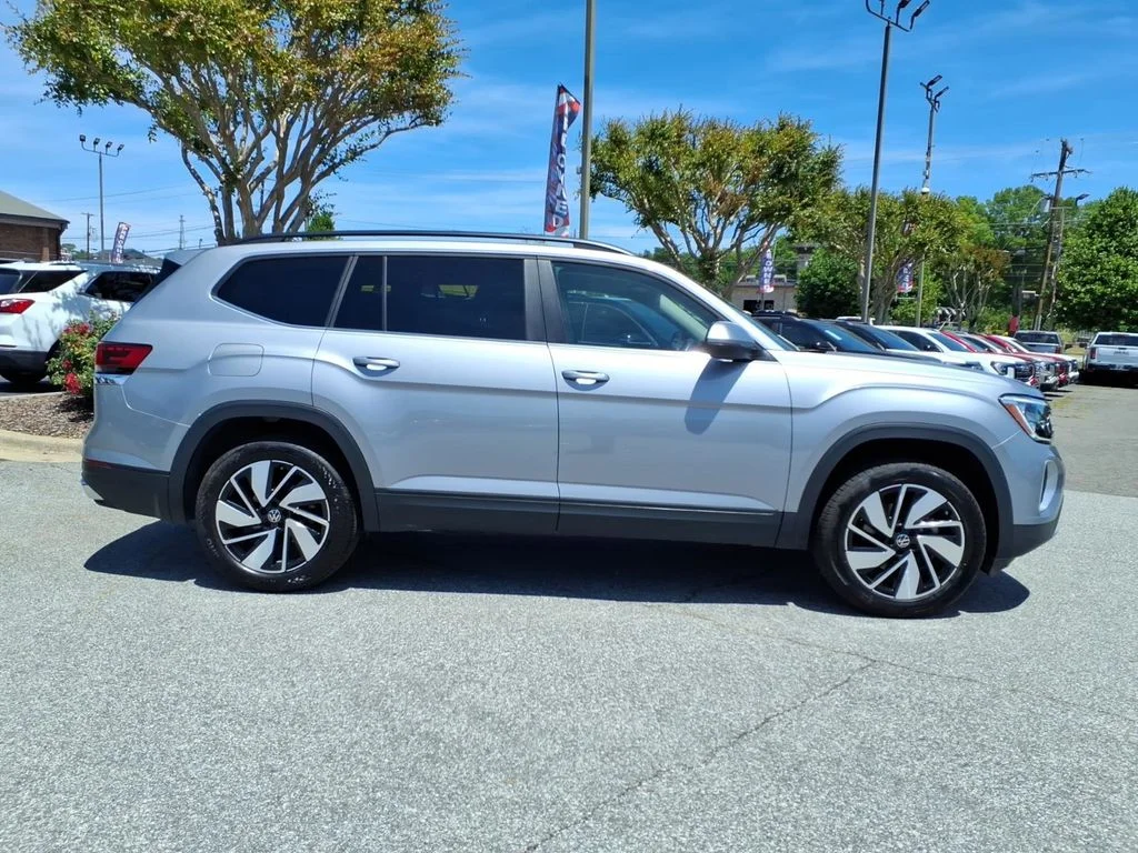 Used 2024  Volkswagen 2.0T SE w/Technology image 32