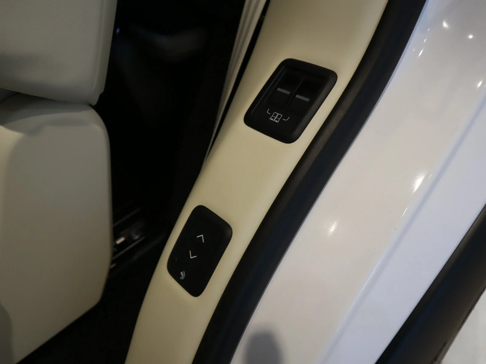 Used 2024 White Land Rover Autobiography image 17
