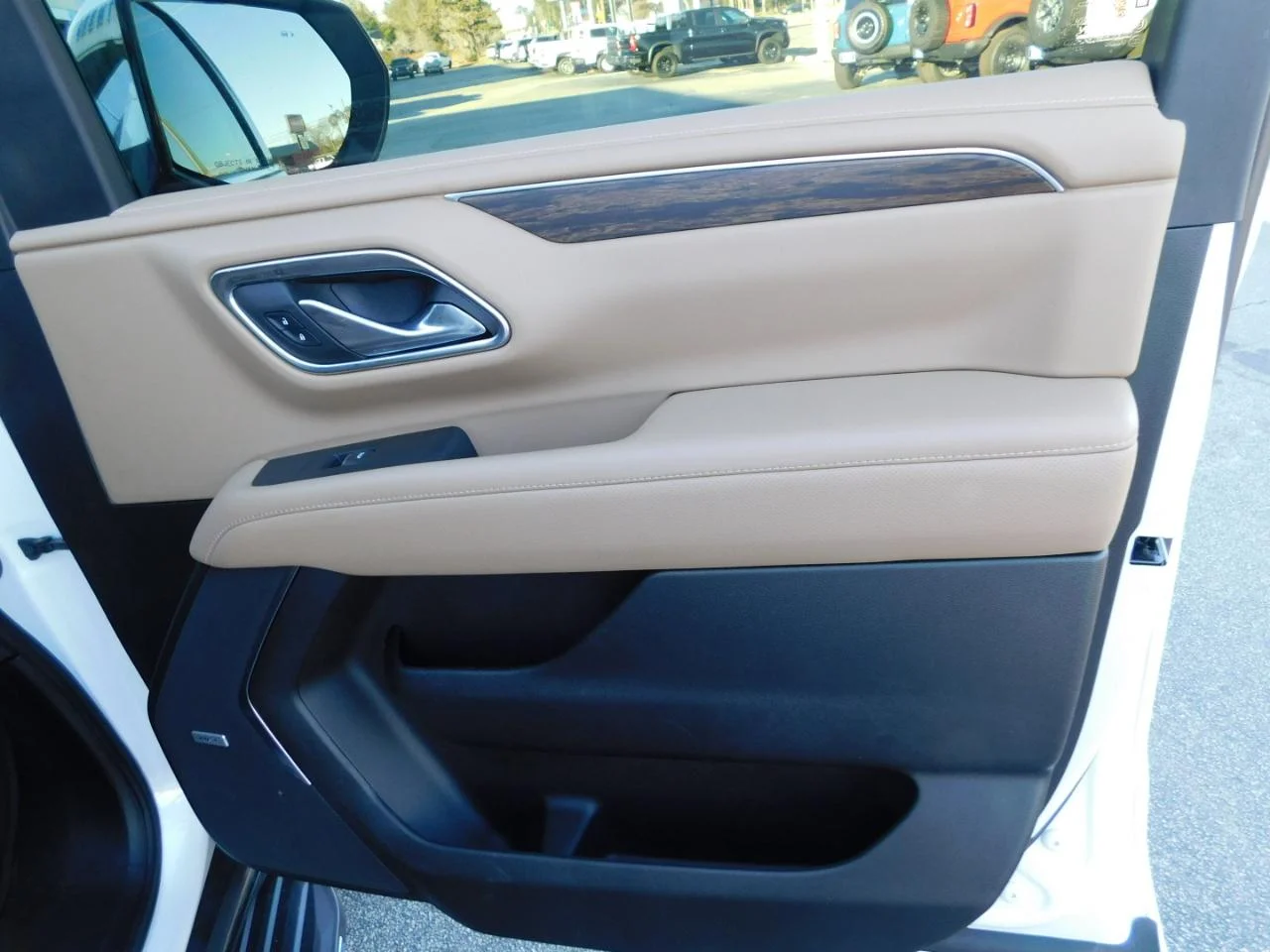 Used 2023 Iridescent Pearl Tricoat Chevrolet 2WD 4DR PREMIER image 18