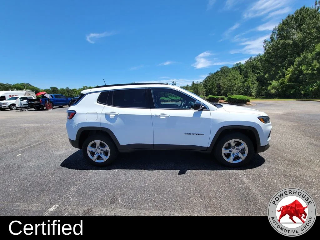 Used 2024 White Jeep Latitude image 7